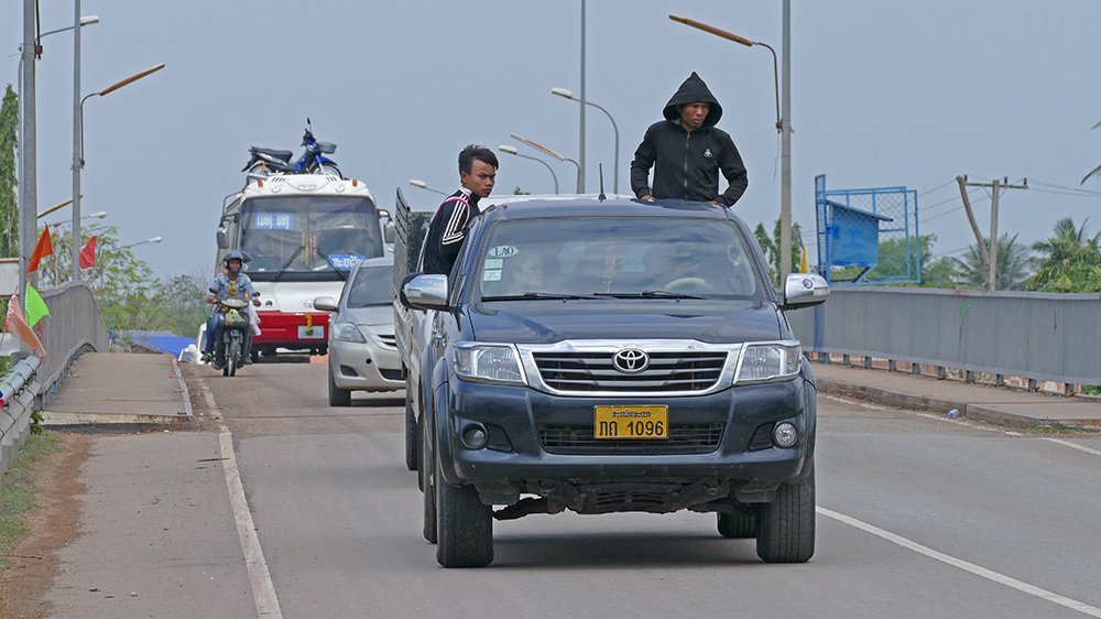 Giao thông kỳ lạ ở Lào